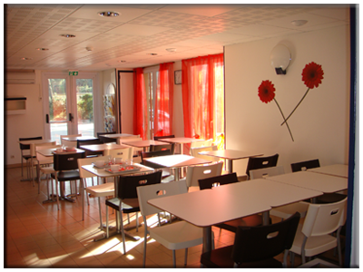  La salle du petit déjeuner de l'hotel Parc Azur à TOULON / OLLIOULES - Hotel Parc Azur 